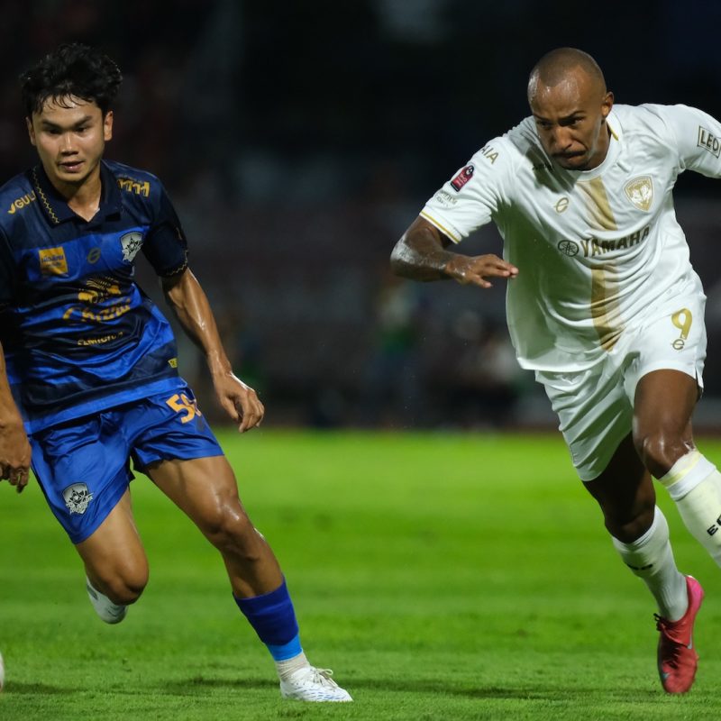 Match action from Muangthong United vs Ayutthaya United in the Thai League 1. | ภาพการแข่งขัน เมืองทอง ยูไนเต็ด พบ อยุธยา ยูไนเต็ด ไทยลีก 1