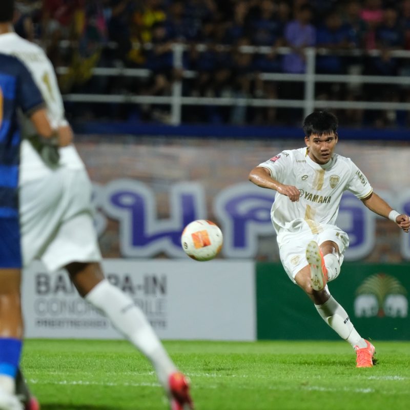 Match action from Muangthong United vs Ayutthaya United in the Thai League 1. | ภาพการแข่งขัน เมืองทอง ยูไนเต็ด พบ อยุธยา ยูไนเต็ด ไทยลีก 1