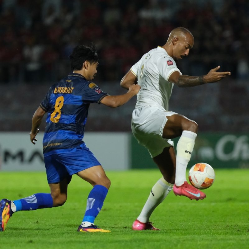 Match action from Muangthong United vs Ayutthaya United in the Thai League 1. | ภาพการแข่งขัน เมืองทอง ยูไนเต็ด พบ อยุธยา ยูไนเต็ด ไทยลีก 1