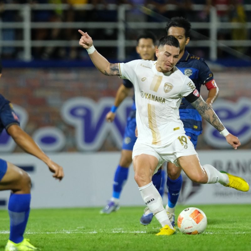 Match action from Muangthong United vs Ayutthaya United in the Thai League 1. | ภาพการแข่งขัน เมืองทอง ยูไนเต็ด พบ อยุธยา ยูไนเต็ด ไทยลีก 1