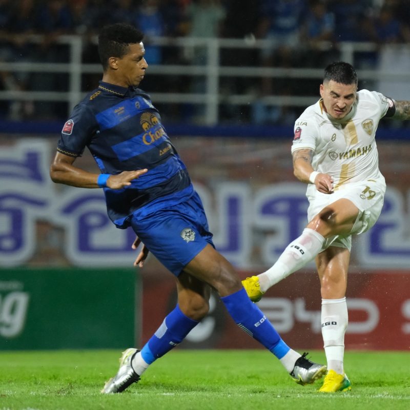 Match action from Muangthong United vs Ayutthaya United in the Thai League 1. | ภาพการแข่งขัน เมืองทอง ยูไนเต็ด พบ อยุธยา ยูไนเต็ด ไทยลีก 1