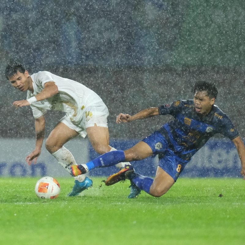 Match action from Muangthong United vs Ayutthaya United in the Thai League 1. | ภาพการแข่งขัน เมืองทอง ยูไนเต็ด พบ อยุธยา ยูไนเต็ด ไทยลีก 1