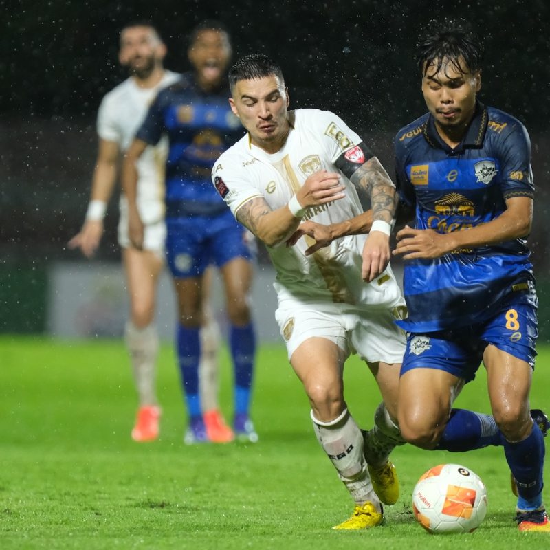 Match action from Muangthong United vs Ayutthaya United in the Thai League 1. | ภาพการแข่งขัน เมืองทอง ยูไนเต็ด พบ อยุธยา ยูไนเต็ด ไทยลีก 1