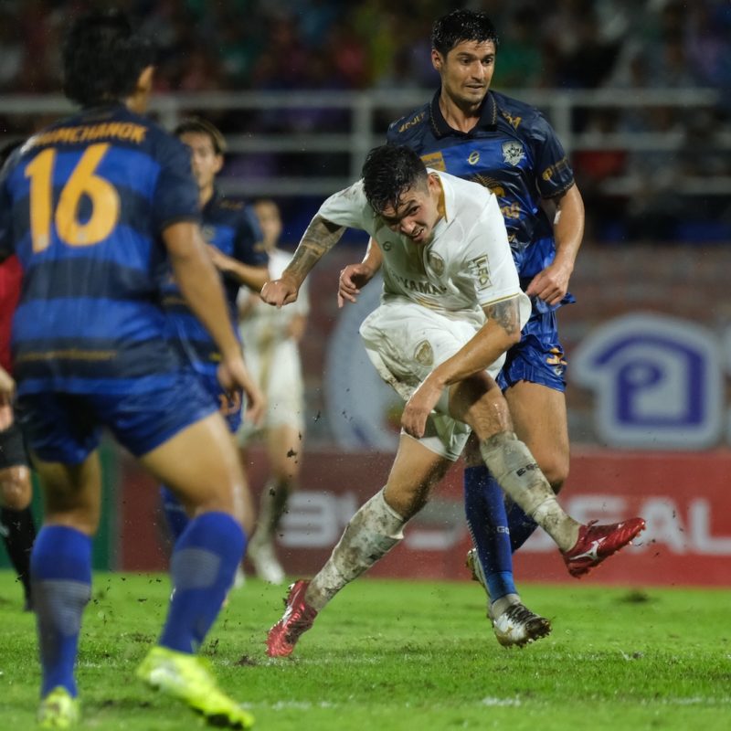 Match action from Muangthong United vs Ayutthaya United in the Thai League 1. | ภาพการแข่งขัน เมืองทอง ยูไนเต็ด พบ อยุธยา ยูไนเต็ด ไทยลีก 1