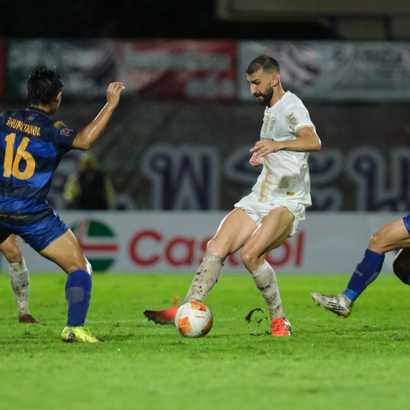 Match action from Muangthong United vs Ayutthaya United in the Thai League 1. | ภาพการแข่งขัน เมืองทอง ยูไนเต็ด พบ อยุธยา ยูไนเต็ด ไทยลีก 1