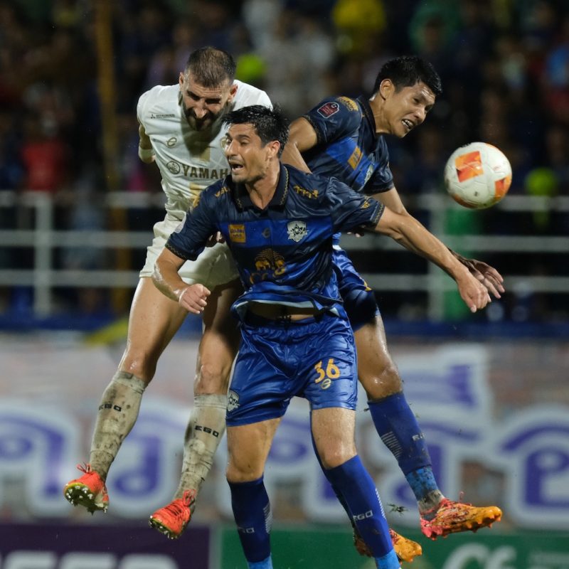 Match action from Muangthong United vs Ayutthaya United in the Thai League 1. | ภาพการแข่งขัน เมืองทอง ยูไนเต็ด พบ อยุธยา ยูไนเต็ด ไทยลีก 1