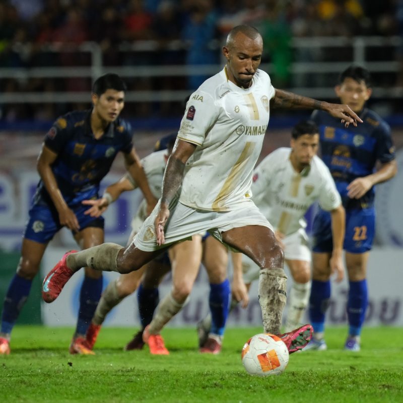 Match action from Muangthong United vs Ayutthaya United in the Thai League 1. | ภาพการแข่งขัน เมืองทอง ยูไนเต็ด พบ อยุธยา ยูไนเต็ด ไทยลีก 1