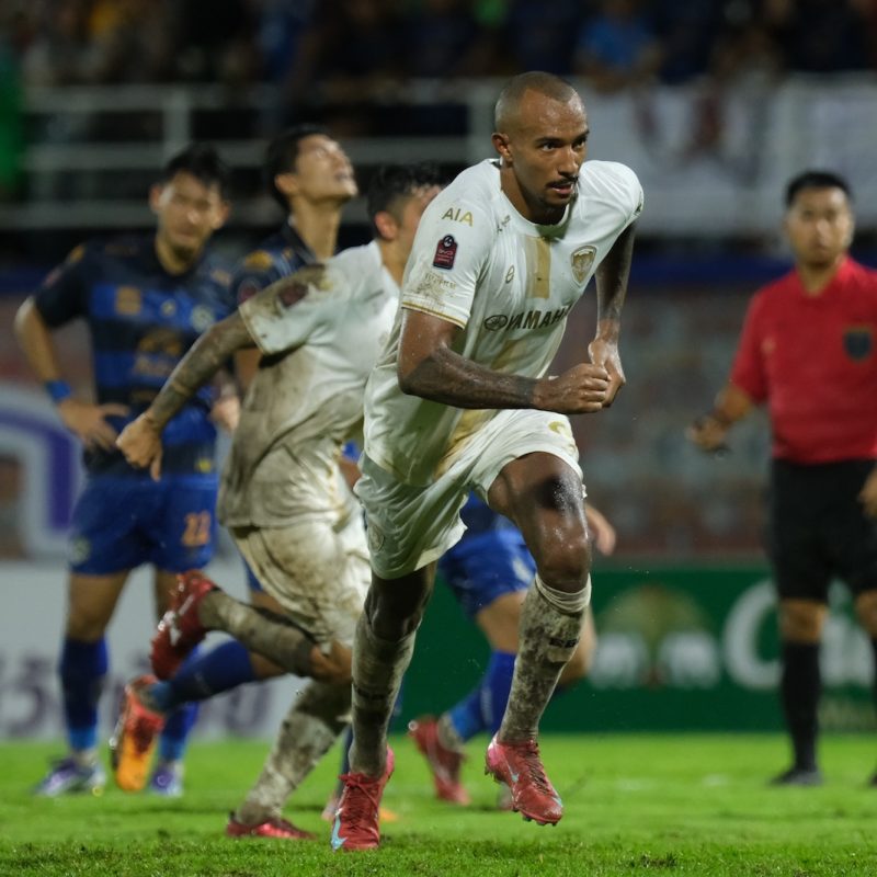 Match action from Muangthong United vs Ayutthaya United in the Thai League 1. | ภาพการแข่งขัน เมืองทอง ยูไนเต็ด พบ อยุธยา ยูไนเต็ด ไทยลีก 1