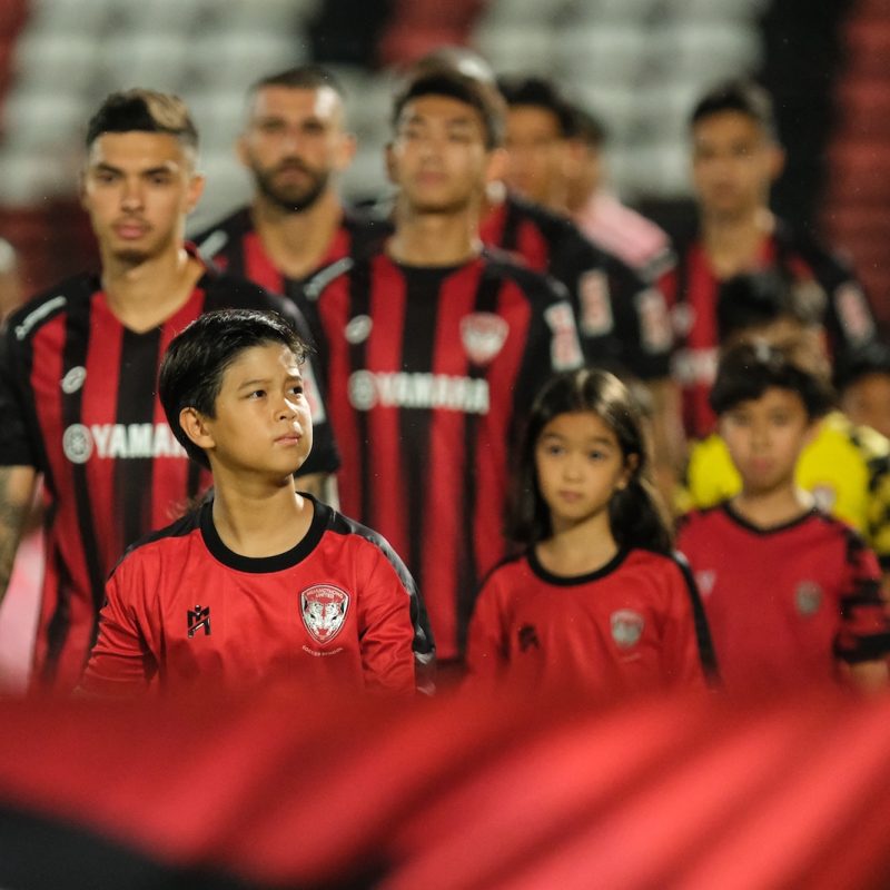 Match action from Muangthong United vs Sukhothai FC in the Thai League 1. | ภาพการแข่งขัน เมืองทอง ยูไนเต็ด พบ สุโขทัย เอฟซี ไทยลีก 1
