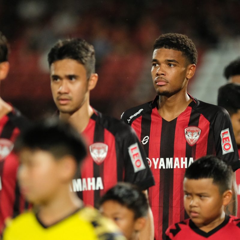 Match action from Muangthong United vs Sukhothai FC in the Thai League 1. | ภาพการแข่งขัน เมืองทอง ยูไนเต็ด พบ สุโขทัย เอฟซี ไทยลีก 1 |