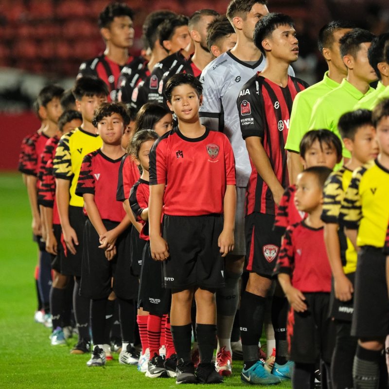 Match action from Muangthong United vs Sukhothai FC in the Thai League 1. | ภาพการแข่งขัน เมืองทอง ยูไนเต็ด พบ สุโขทัย เอฟซี ไทยลีก 1