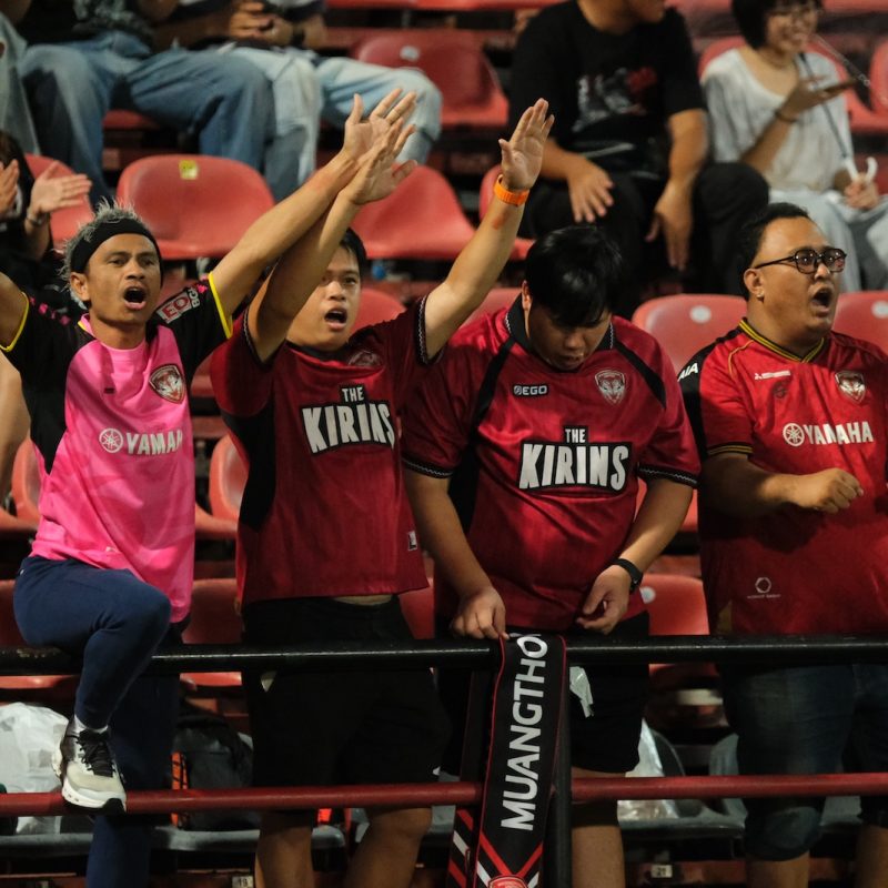 Match action from Muangthong United vs Sukhothai FC in the Thai League 1. | ภาพการแข่งขัน เมืองทอง ยูไนเต็ด พบ สุโขทัย เอฟซี ไทยลีก 1