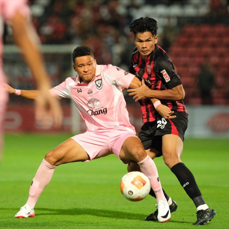 Match action from Muangthong United vs Sukhothai FC in the Thai League 1. | ภาพการแข่งขัน เมืองทอง ยูไนเต็ด พบ สุโขทัย เอฟซี ไทยลีก 1