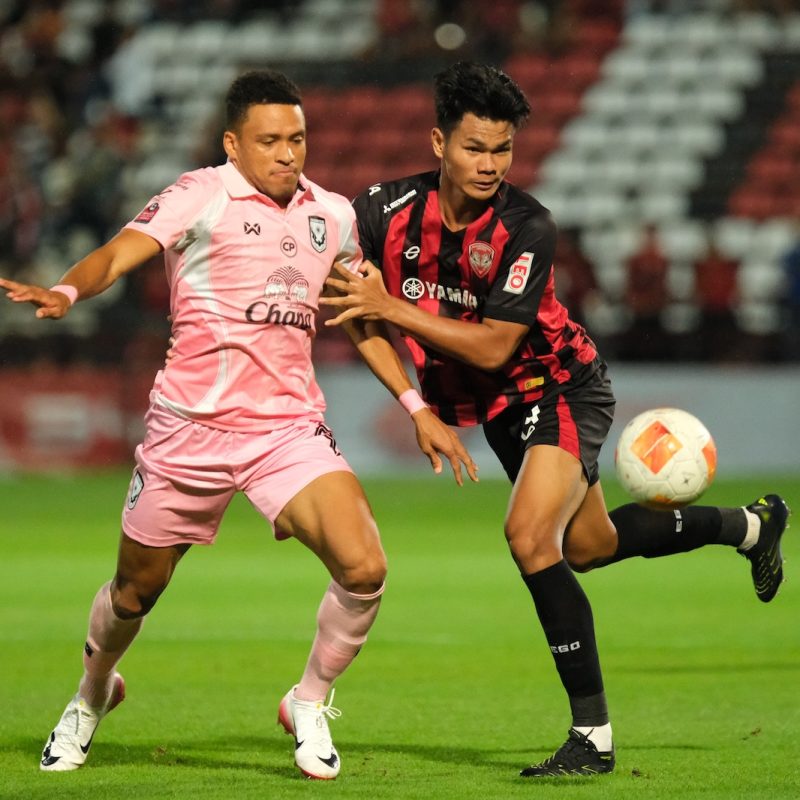 Match action from Muangthong United vs Sukhothai FC in the Thai League 1. | ภาพการแข่งขัน เมืองทอง ยูไนเต็ด พบ สุโขทัย เอฟซี ไทยลีก 1