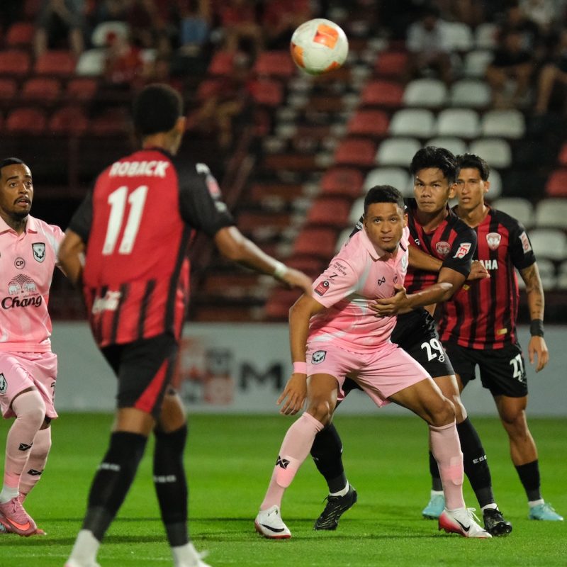 Match action from Muangthong United vs Sukhothai FC in the Thai League 1. | ภาพการแข่งขัน เมืองทอง ยูไนเต็ด พบ สุโขทัย เอฟซี ไทยลีก 1