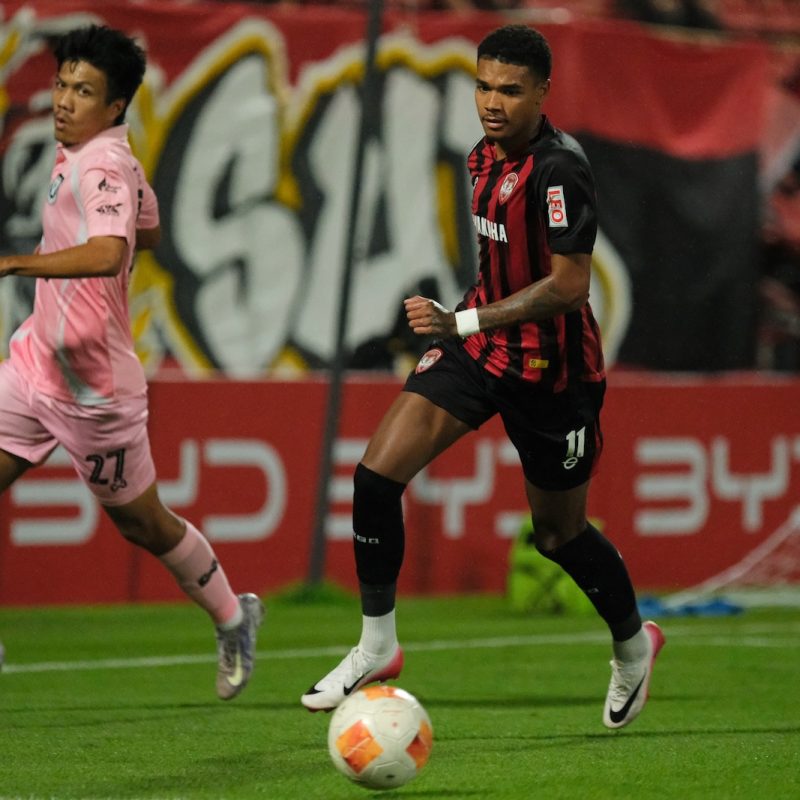 Match action from Muangthong United vs Sukhothai FC in the Thai League 1. | ภาพการแข่งขัน เมืองทอง ยูไนเต็ด พบ สุโขทัย เอฟซี ไทยลีก 1
