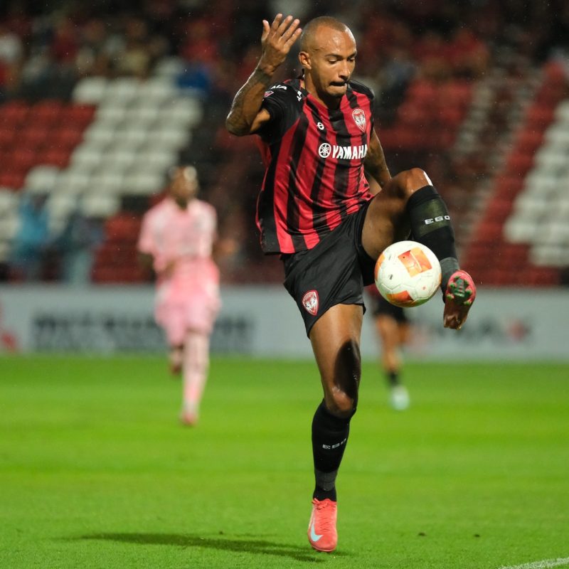 Match action from Muangthong United vs Sukhothai FC in the Thai League 1. | ภาพการแข่งขัน เมืองทอง ยูไนเต็ด พบ สุโขทัย เอฟซี ไทยลีก 1