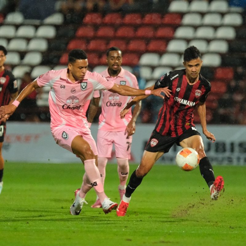 Match action from Muangthong United vs Sukhothai FC in the Thai League 1. | ภาพการแข่งขัน เมืองทอง ยูไนเต็ด พบ สุโขทัย เอฟซี ไทยลีก 1