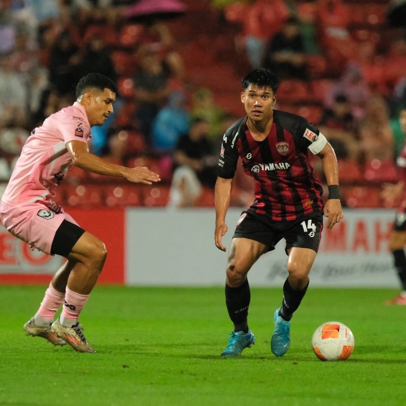 Match action from Muangthong United vs Sukhothai FC in the Thai League 1. | ภาพการแข่งขัน เมืองทอง ยูไนเต็ด พบ สุโขทัย เอฟซี ไทยลีก 1