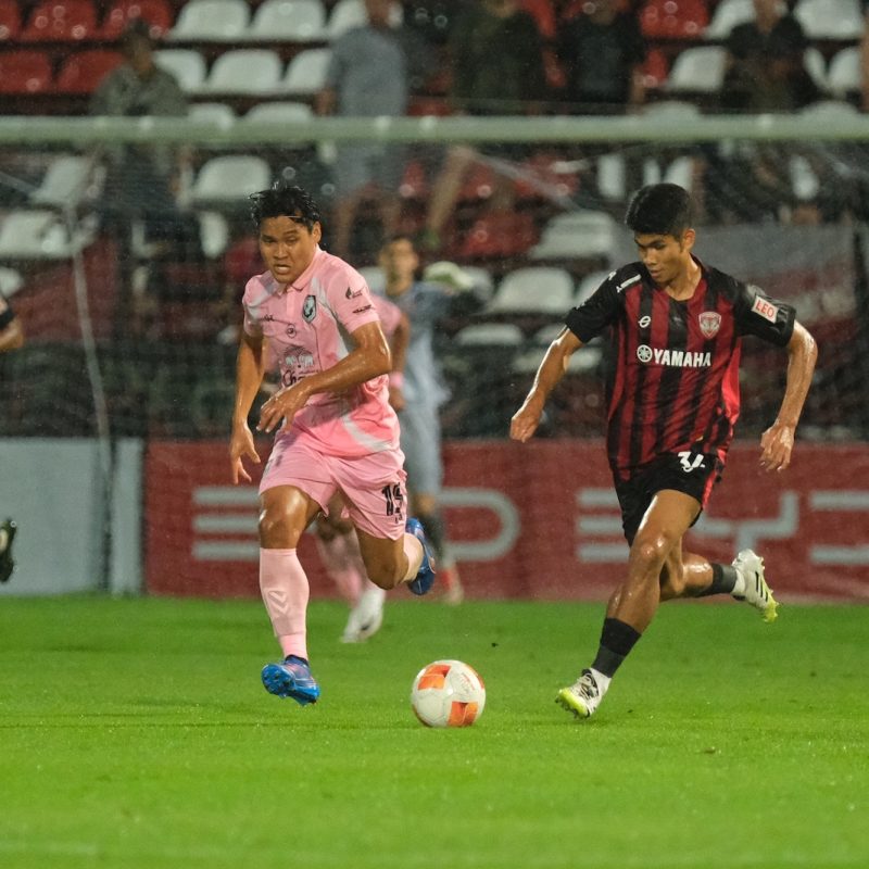 Match action from Muangthong United vs Sukhothai FC in the Thai League 1. | ภาพการแข่งขัน เมืองทอง ยูไนเต็ด พบ สุโขทัย เอฟซี ไทยลีก 1