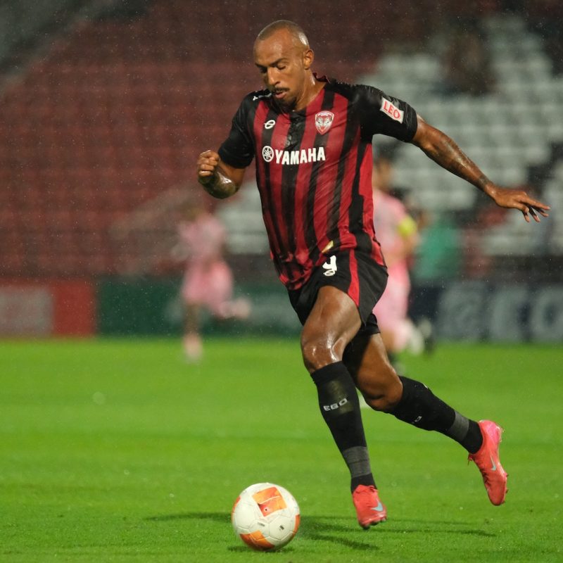 Match action from Muangthong United vs Sukhothai FC in the Thai League 1. | ภาพการแข่งขัน เมืองทอง ยูไนเต็ด พบ สุโขทัย เอฟซี ไทยลีก 1