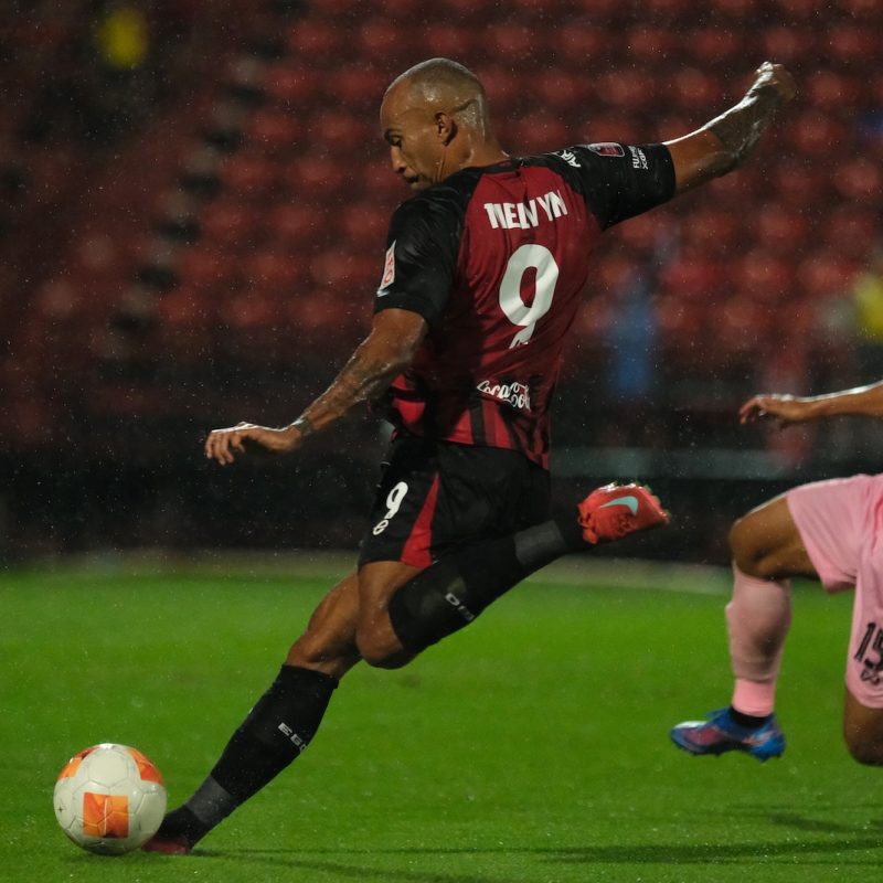 Match action from Muangthong United vs Sukhothai FC in the Thai League 1. | ภาพการแข่งขัน เมืองทอง ยูไนเต็ด พบ สุโขทัย เอฟซี ไทยลีก 1