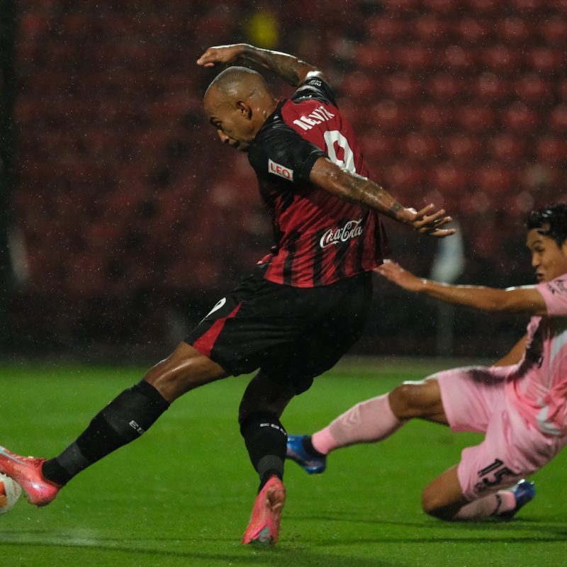 Match action from Muangthong United vs Sukhothai FC in the Thai League 1. | ภาพการแข่งขัน เมืองทอง ยูไนเต็ด พบ สุโขทัย เอฟซี ไทยลีก 1