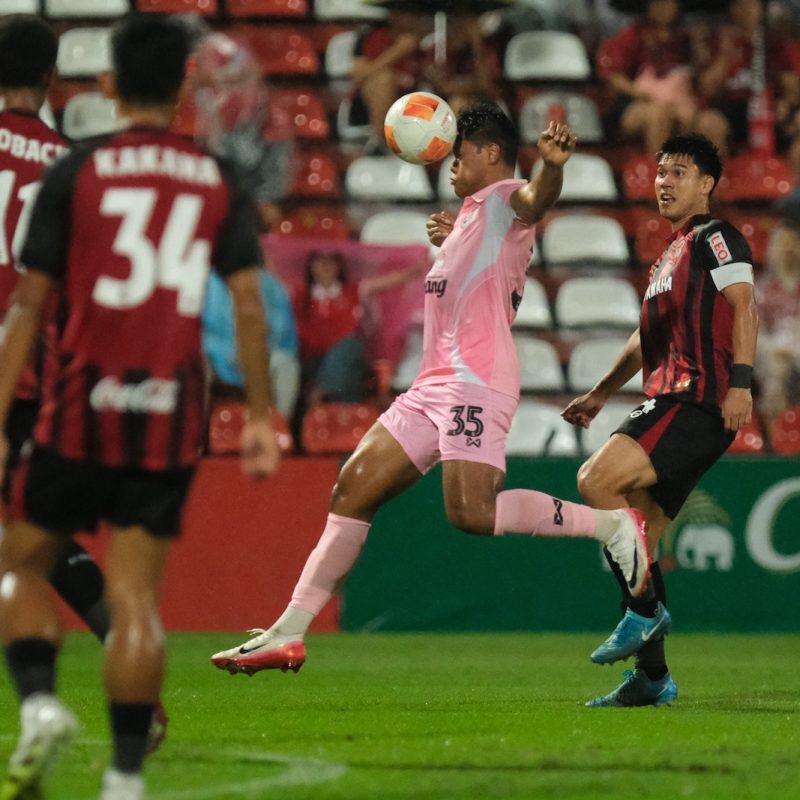 Match action from Muangthong United vs Sukhothai FC in the Thai League 1. | ภาพการแข่งขัน เมืองทอง ยูไนเต็ด พบ สุโขทัย เอฟซี ไทยลีก 1