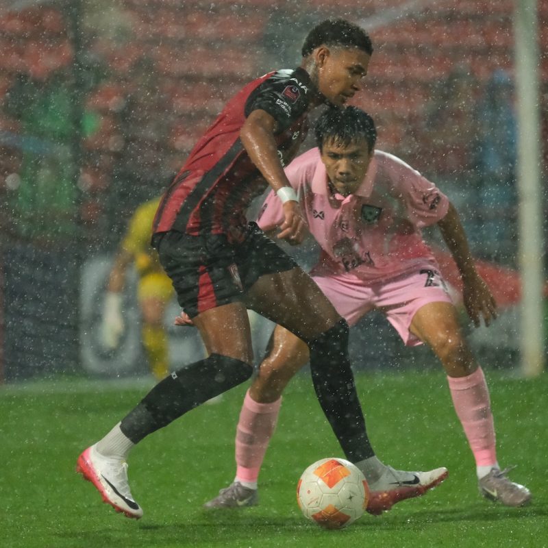 Match action from Muangthong United vs Sukhothai FC in the Thai League 1. | ภาพการแข่งขัน เมืองทอง ยูไนเต็ด พบ สุโขทัย เอฟซี ไทยลีก 1 |