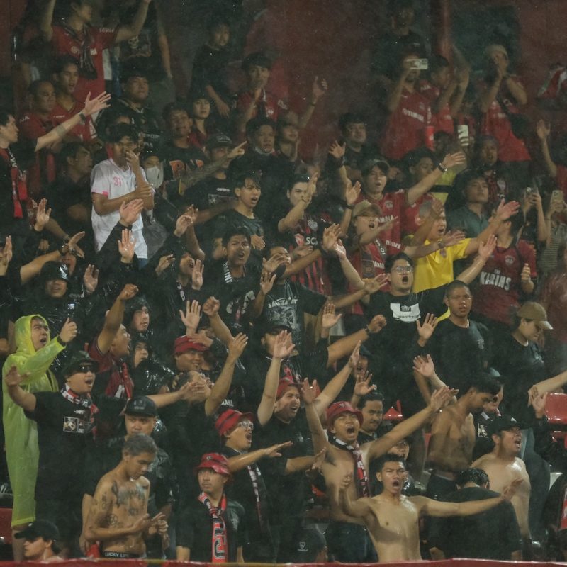 Match action from Muangthong United vs Sukhothai FC in the Thai League 1. | ภาพการแข่งขัน เมืองทอง ยูไนเต็ด พบ สุโขทัย เอฟซี ไทยลีก 1