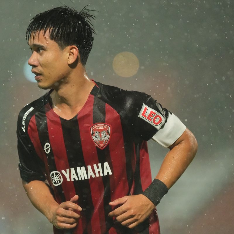 Match action from Muangthong United vs Sukhothai FC in the Thai League 1. | ภาพการแข่งขัน เมืองทอง ยูไนเต็ด พบ สุโขทัย เอฟซี ไทยลีก 1