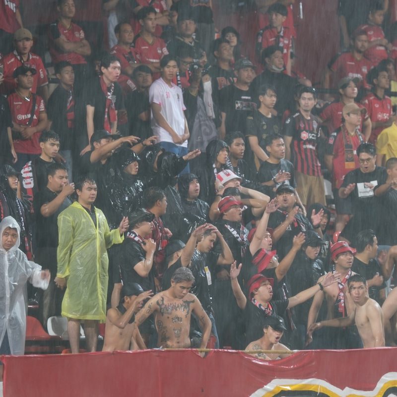 Match action from Muangthong United vs Sukhothai FC in the Thai League 1. | ภาพการแข่งขัน เมืองทอง ยูไนเต็ด พบ สุโขทัย เอฟซี ไทยลีก 1