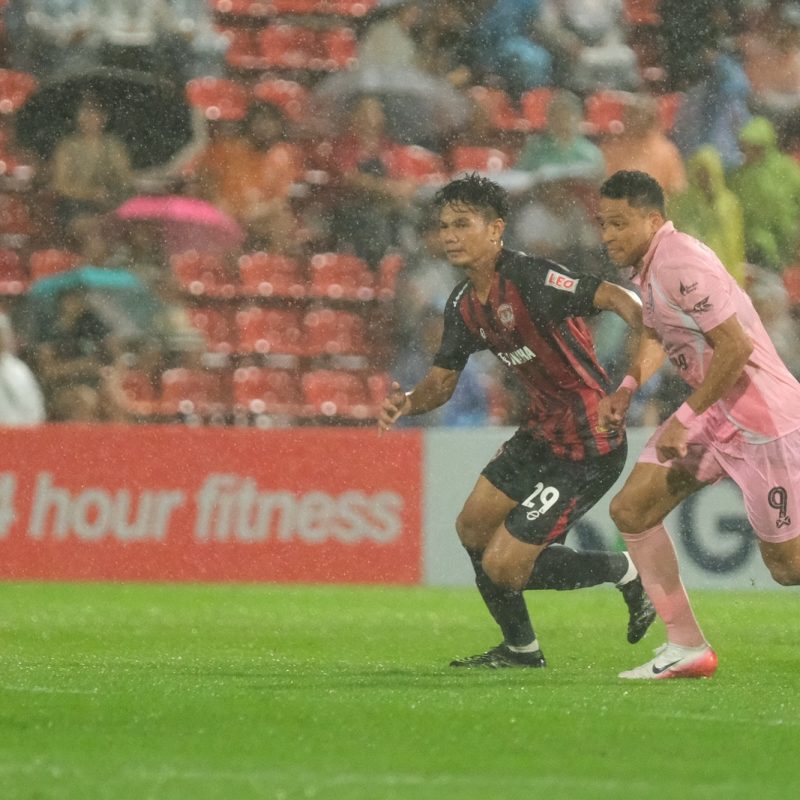Match action from Muangthong United vs Sukhothai FC in the Thai League 1. | ภาพการแข่งขัน เมืองทอง ยูไนเต็ด พบ สุโขทัย เอฟซี ไทยลีก 1