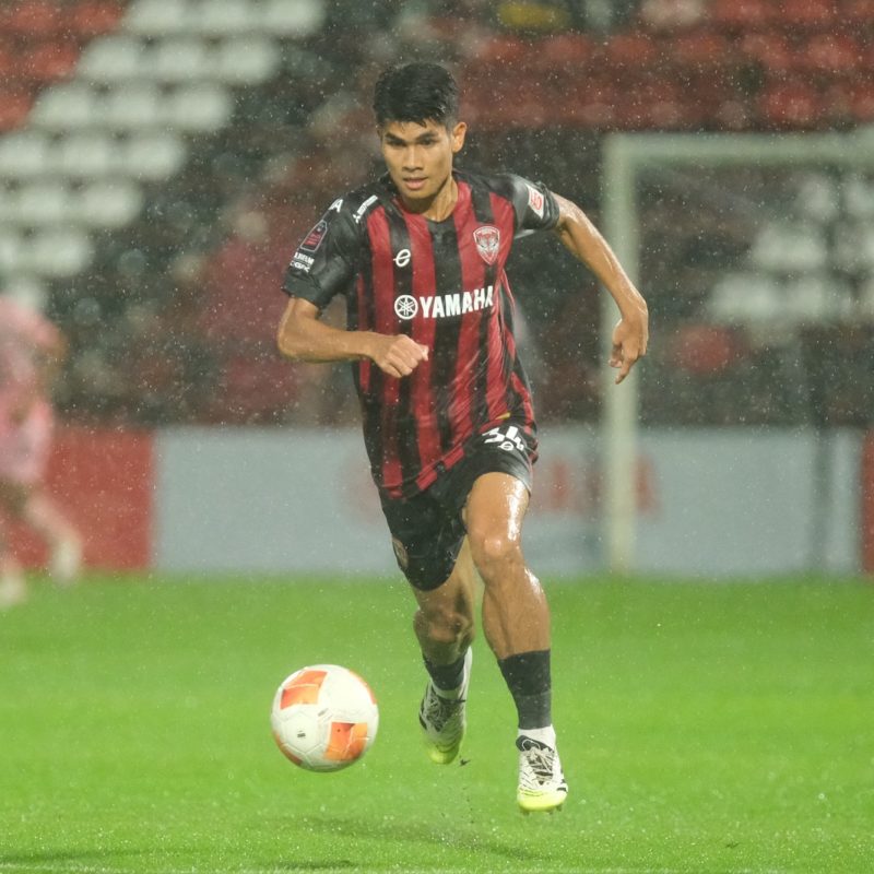 Match action from Muangthong United vs Sukhothai FC in the Thai League 1. | ภาพการแข่งขัน เมืองทอง ยูไนเต็ด พบ สุโขทัย เอฟซี ไทยลีก 1