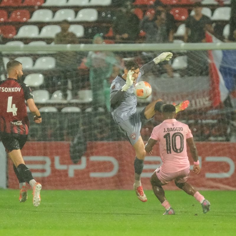 Match action from Muangthong United vs Sukhothai FC in the Thai League 1. | ภาพการแข่งขัน เมืองทอง ยูไนเต็ด พบ สุโขทัย เอฟซี ไทยลีก 1