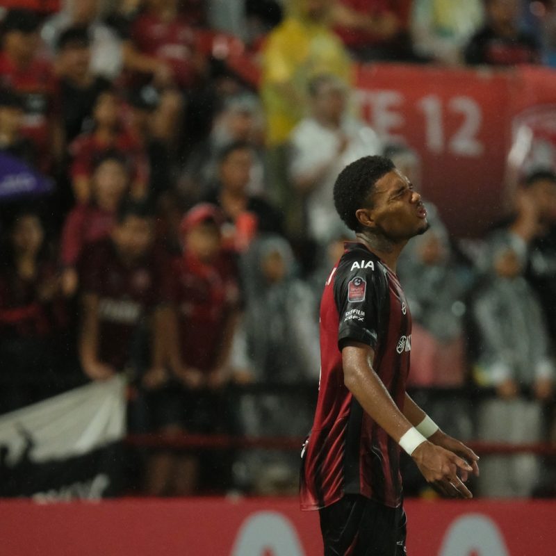 Match action from Muangthong United vs Sukhothai FC in the Thai League 1. | ภาพการแข่งขัน เมืองทอง ยูไนเต็ด พบ สุโขทัย เอฟซี ไทยลีก 1