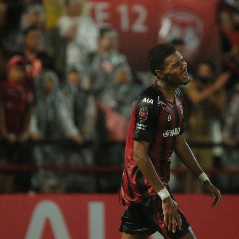 Match action from Muangthong United vs Sukhothai FC in the Thai League 1. | ภาพการแข่งขัน เมืองทอง ยูไนเต็ด พบ สุโขทัย เอฟซี ไทยลีก 1