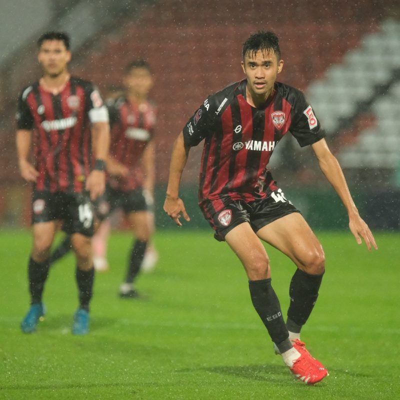 Match action from Muangthong United vs Sukhothai FC in the Thai League 1. | ภาพการแข่งขัน เมืองทอง ยูไนเต็ด พบ สุโขทัย เอฟซี ไทยลีก 1