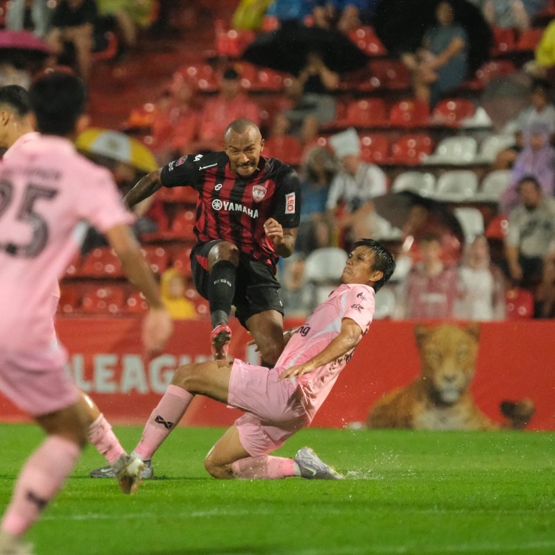 Match action from Muangthong United vs Sukhothai FC in the Thai League 1. | ภาพการแข่งขัน เมืองทอง ยูไนเต็ด พบ สุโขทัย เอฟซี ไทยลีก 1