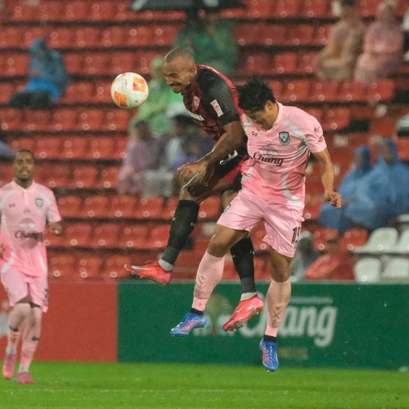 Match action from Muangthong United vs Sukhothai FC in the Thai League 1. | ภาพการแข่งขัน เมืองทอง ยูไนเต็ด พบ สุโขทัย เอฟซี ไทยลีก 1 |
