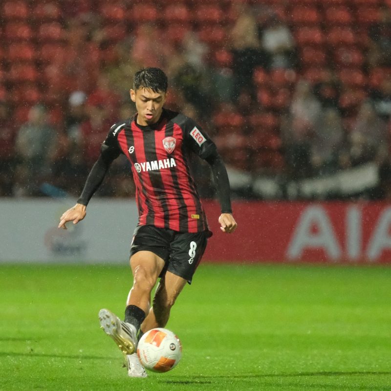 Match action from Muangthong United vs Sukhothai FC in the Thai League 1. | ภาพการแข่งขัน เมืองทอง ยูไนเต็ด พบ สุโขทัย เอฟซี ไทยลีก 1 |