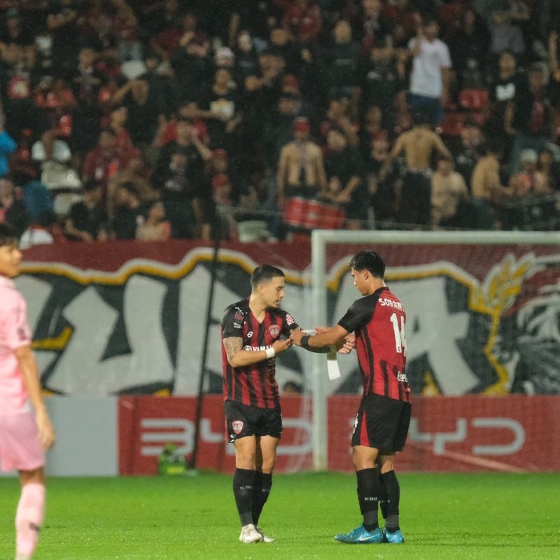Match action from Muangthong United vs Sukhothai FC in the Thai League 1. | ภาพการแข่งขัน เมืองทอง ยูไนเต็ด พบ สุโขทัย เอฟซี ไทยลีก 1