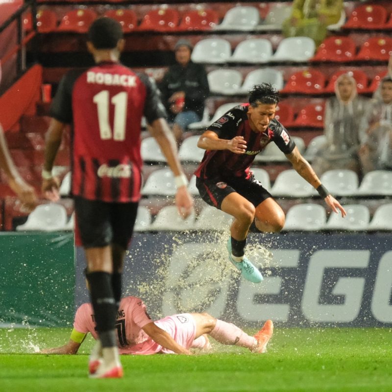 Match action from Muangthong United vs Sukhothai FC in the Thai League 1. | ภาพการแข่งขัน เมืองทอง ยูไนเต็ด พบ สุโขทัย เอฟซี ไทยลีก 1