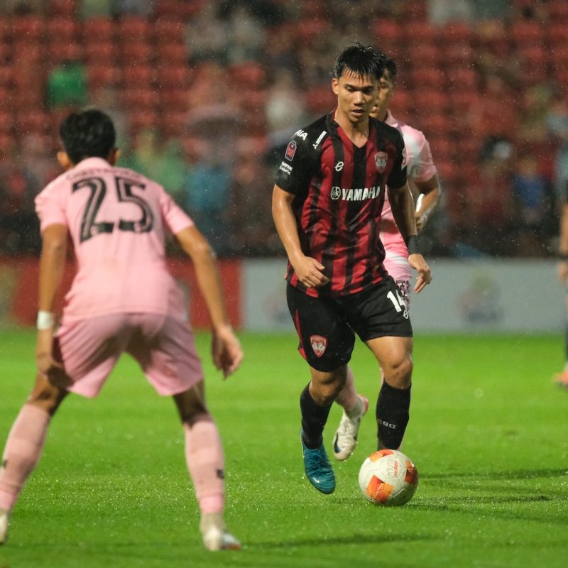 Match action from Muangthong United vs Sukhothai FC in the Thai League 1. | ภาพการแข่งขัน เมืองทอง ยูไนเต็ด พบ สุโขทัย เอฟซี ไทยลีก 1