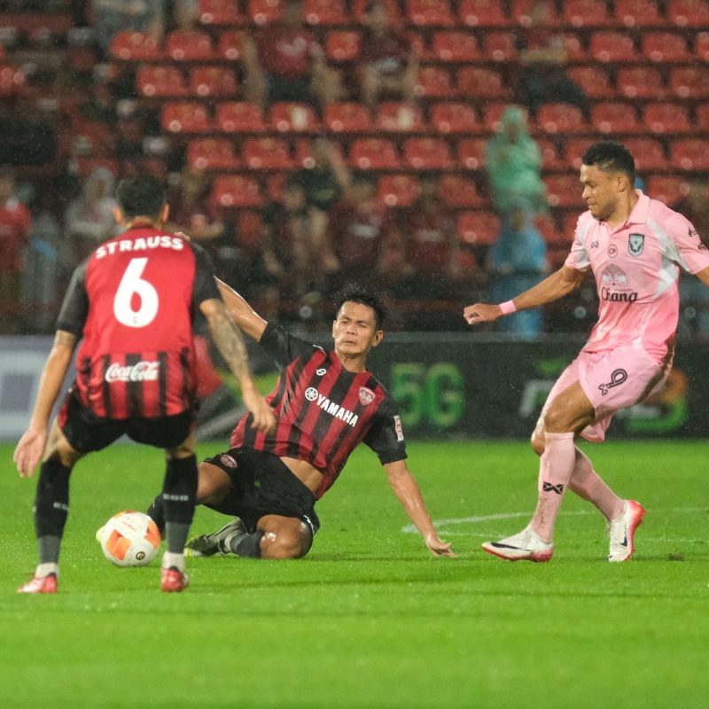 Match action from Muangthong United vs Sukhothai FC in the Thai League 1. | ภาพการแข่งขัน เมืองทอง ยูไนเต็ด พบ สุโขทัย เอฟซี ไทยลีก 1