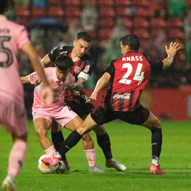 Match action from Muangthong United vs Sukhothai FC in the Thai League 1. | ภาพการแข่งขัน เมืองทอง ยูไนเต็ด พบ สุโขทัย เอฟซี ไทยลีก 1