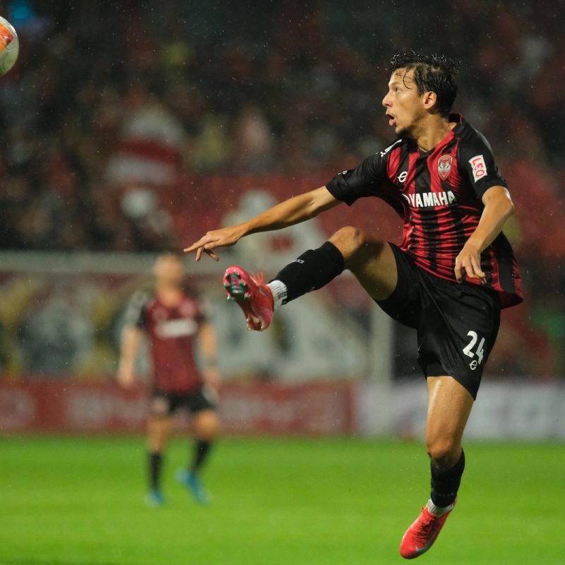 Match action from Muangthong United vs Sukhothai FC in the Thai League 1. | ภาพการแข่งขัน เมืองทอง ยูไนเต็ด พบ สุโขทัย เอฟซี ไทยลีก 1