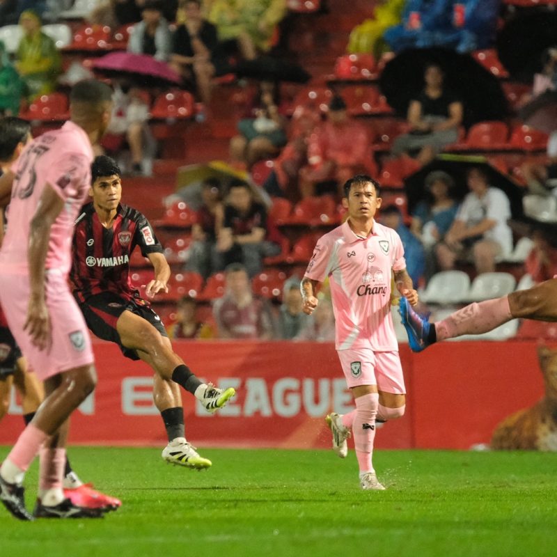 Match action from Muangthong United vs Sukhothai FC in the Thai League 1. | ภาพการแข่งขัน เมืองทอง ยูไนเต็ด พบ สุโขทัย เอฟซี ไทยลีก 1