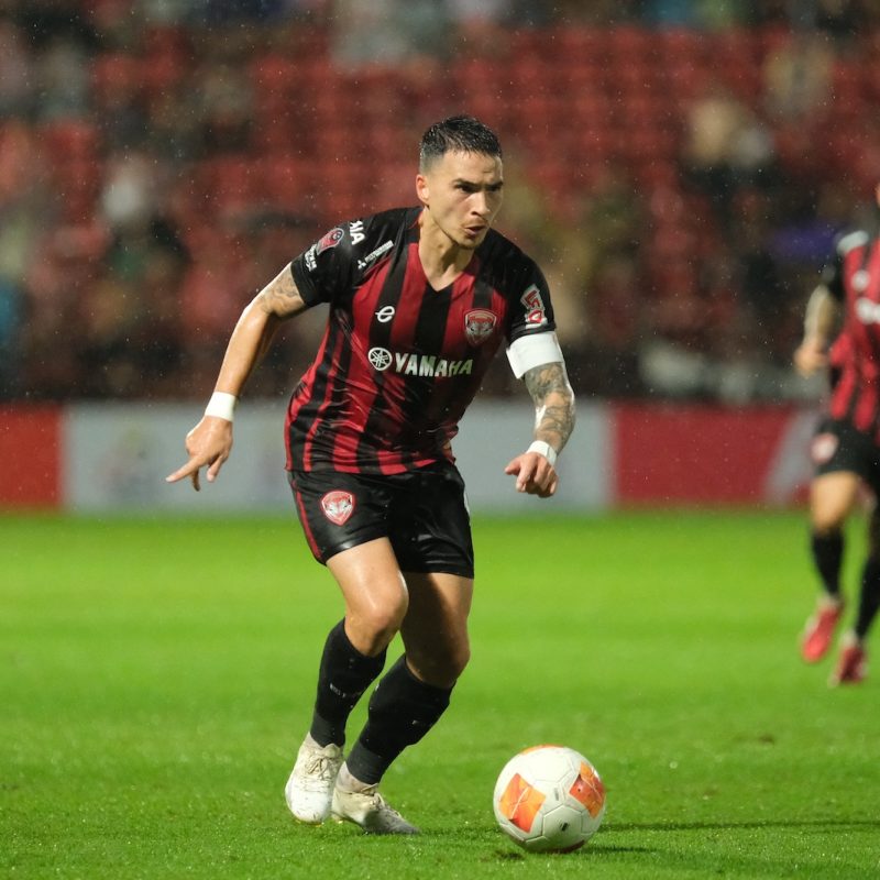 Match action from Muangthong United vs Sukhothai FC in the Thai League 1. | ภาพการแข่งขัน เมืองทอง ยูไนเต็ด พบ สุโขทัย เอฟซี ไทยลีก 1