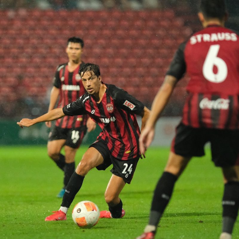 Match action from Muangthong United vs Sukhothai FC in the Thai League 1. | ภาพการแข่งขัน เมืองทอง ยูไนเต็ด พบ สุโขทัย เอฟซี ไทยลีก 1